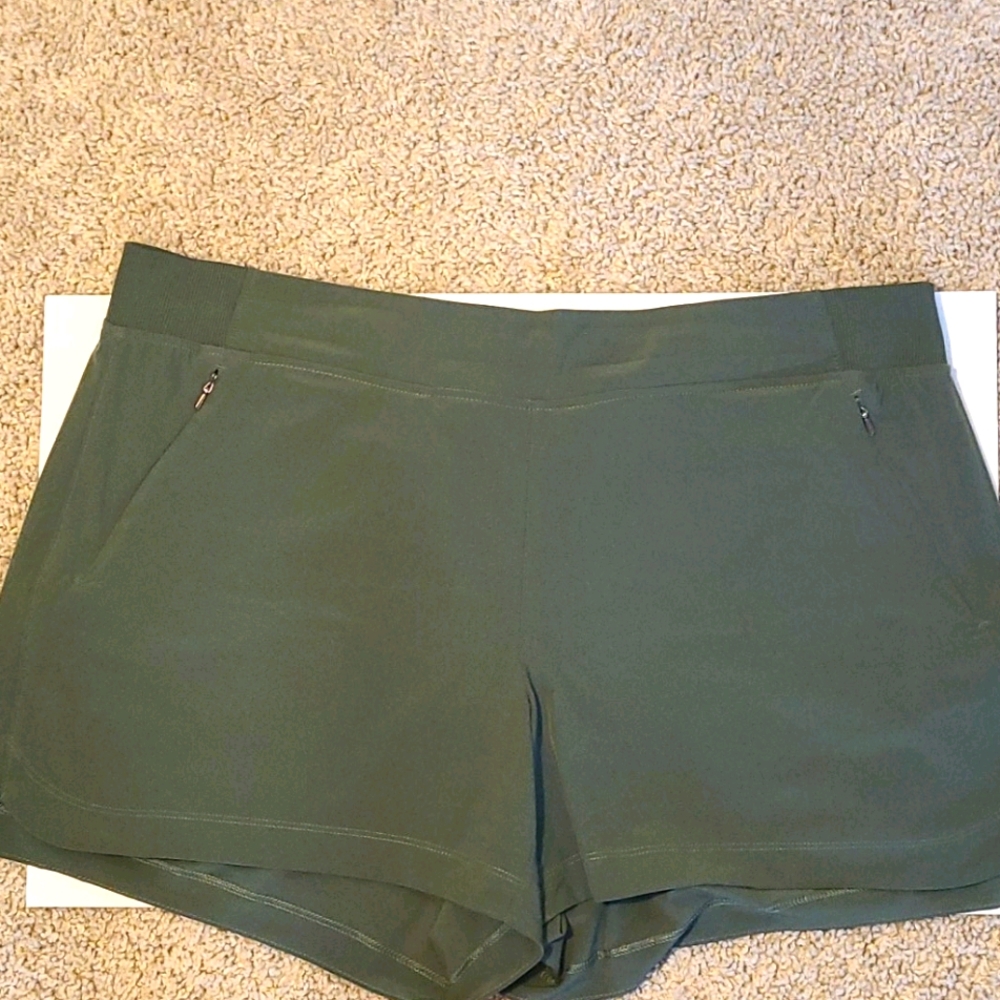 Callie by Carrie Underwood Woven 5 inch shorts